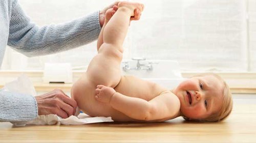 Nên đưa trẻ đi khám và điều trị rò hậu môn cho trẻ sớm nhất có thể