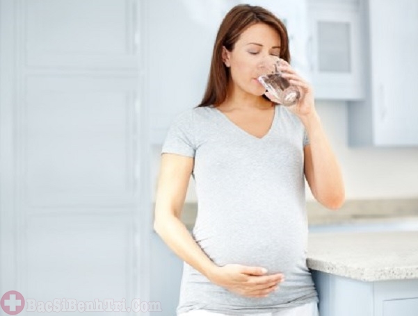 uống nhiều nước để hạn chế táo bón khi mang thai